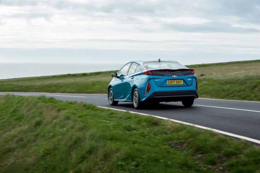  Toyota Prius Plug-in Hybrid 2017 года  (UK) (фото 23 из 28)